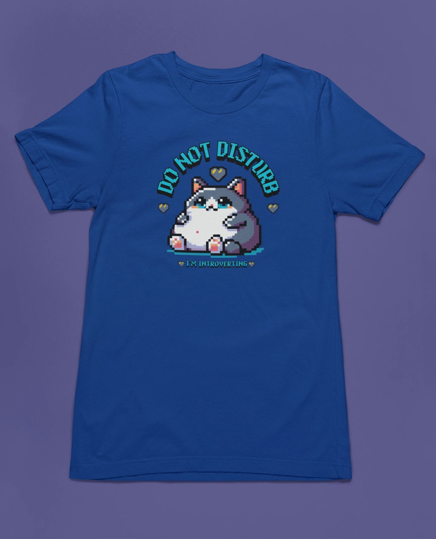 Do Not Disturb – I’m Introverting | Pixel Katze T-Shirt für Introverts & Gamer – blau T-Shirt als flatlay-Mockup, modernes Gaming-Design und hochwertiges Produktfoto.