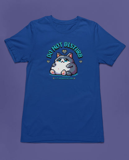 Do Not Disturb – I’m Introverting | Pixel Katze T-Shirt für Introverts & Gamer – blau T-Shirt als flatlay-Mockup, modernes Gaming-Design und hochwertiges Produktfoto.