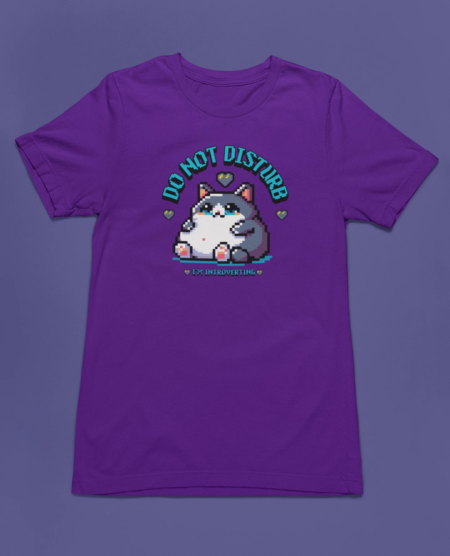 Do Not Disturb – I’m Introverting | Pixel Katze T-Shirt für Introverts & Gamer – lila T-Shirt als flatlay-Mockup, modernes Gaming-Design und hochwertiges Produktfoto.