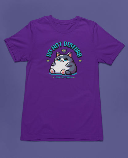 Do Not Disturb – I’m Introverting | Pixel Katze T-Shirt für Introverts & Gamer – lila T-Shirt als flatlay-Mockup, modernes Gaming-Design und hochwertiges Produktfoto.