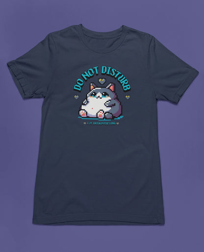 Do Not Disturb – I’m Introverting | Pixel Katze T-Shirt für Introverts & Gamer – marine T-Shirt als flatlay-Mockup, modernes Gaming-Design und hochwertiges Produktfoto.