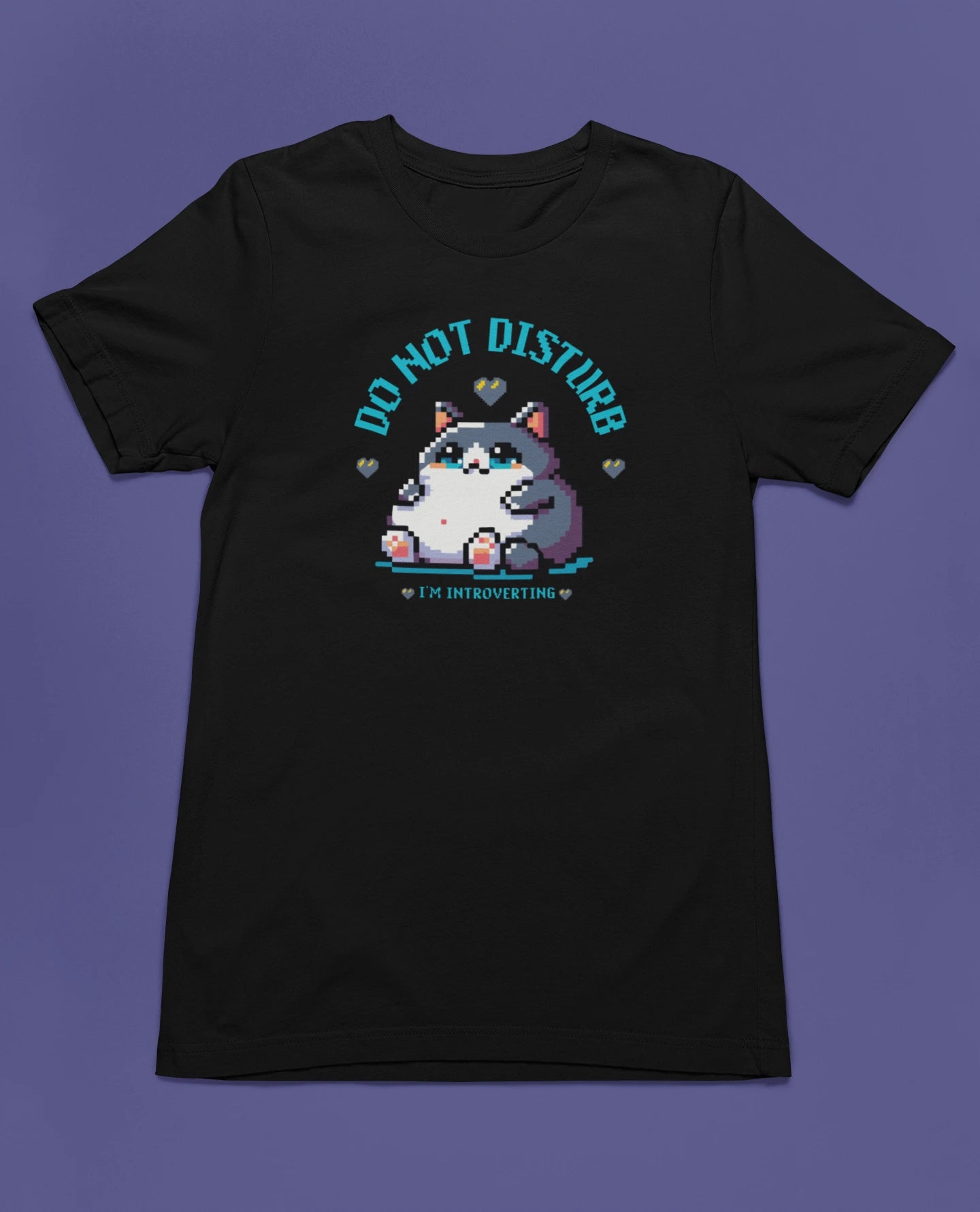 Do Not Disturb – I’m Introverting | Pixel Katze T-Shirt für Introverts & Gamer – schwarz T-Shirt als flatlay-Mockup, modernes Gaming-Design und hochwertiges Produktfoto.