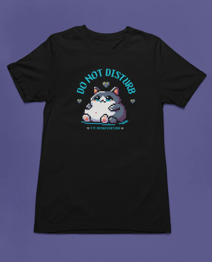 Do Not Disturb – I’m Introverting | Pixel Katze T-Shirt für Introverts & Gamer – schwarz T-Shirt als flatlay-Mockup, modernes Gaming-Design und hochwertiges Produktfoto.