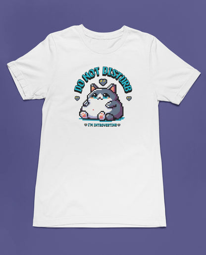 Do Not Disturb – I’m Introverting | Pixel Katze T-Shirt für Introverts & Gamer – weiss T-Shirt als flatlay-Mockup, modernes Gaming-Design und hochwertiges Produktfoto.