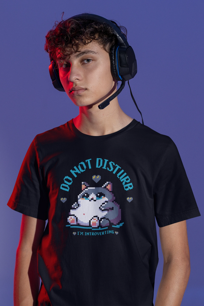 Do Not Disturb – I’m Introverting | Pixel Katze T-Shirt für Introverts & Gamer – schwarz T-Shirt als maennlich-Mockup, modernes Gaming-Design und hochwertiges Produktfoto.