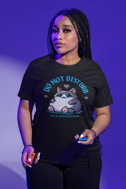 Do Not Disturb – I’m Introverting | Pixel Katze T-Shirt für Introverts & Gamer – schwarz T-Shirt als weiblich-Mockup, modernes Gaming-Design und hochwertiges Produktfoto.