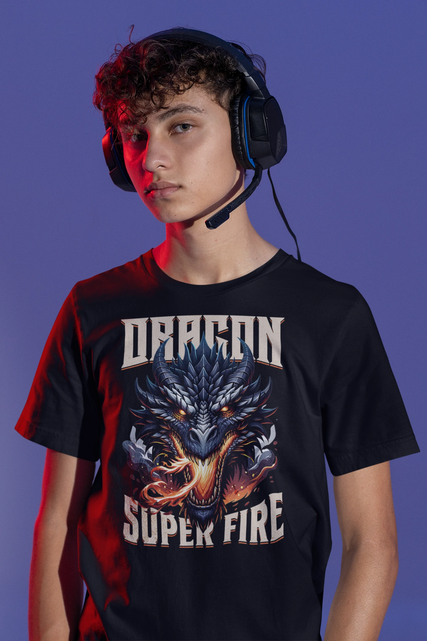 Dragon – Super Fire | Episches Drachen T-Shirt für Fantasy-, Gaming- & Mythic-Fans – schwarz T-Shirt als maennlich-Mockup, modernes Gaming-Design und hochwertiges Produktfoto.