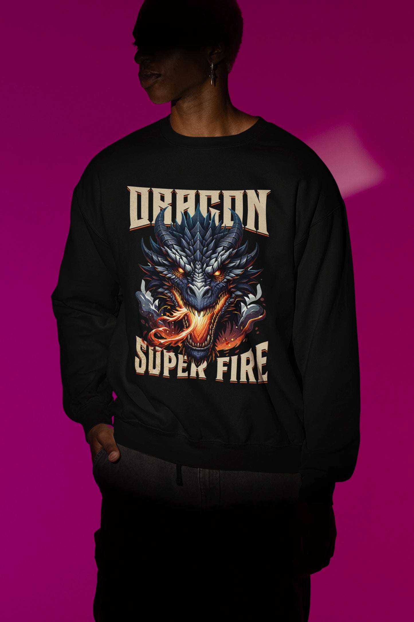 Dragon Super Fire | Maechtiger Drachen-Pullover im Fantasy-Style – schwarz Pullover als Maennliches Model-Mockup, hochwertiges Nerd- & Gaming-Design Produktfoto.