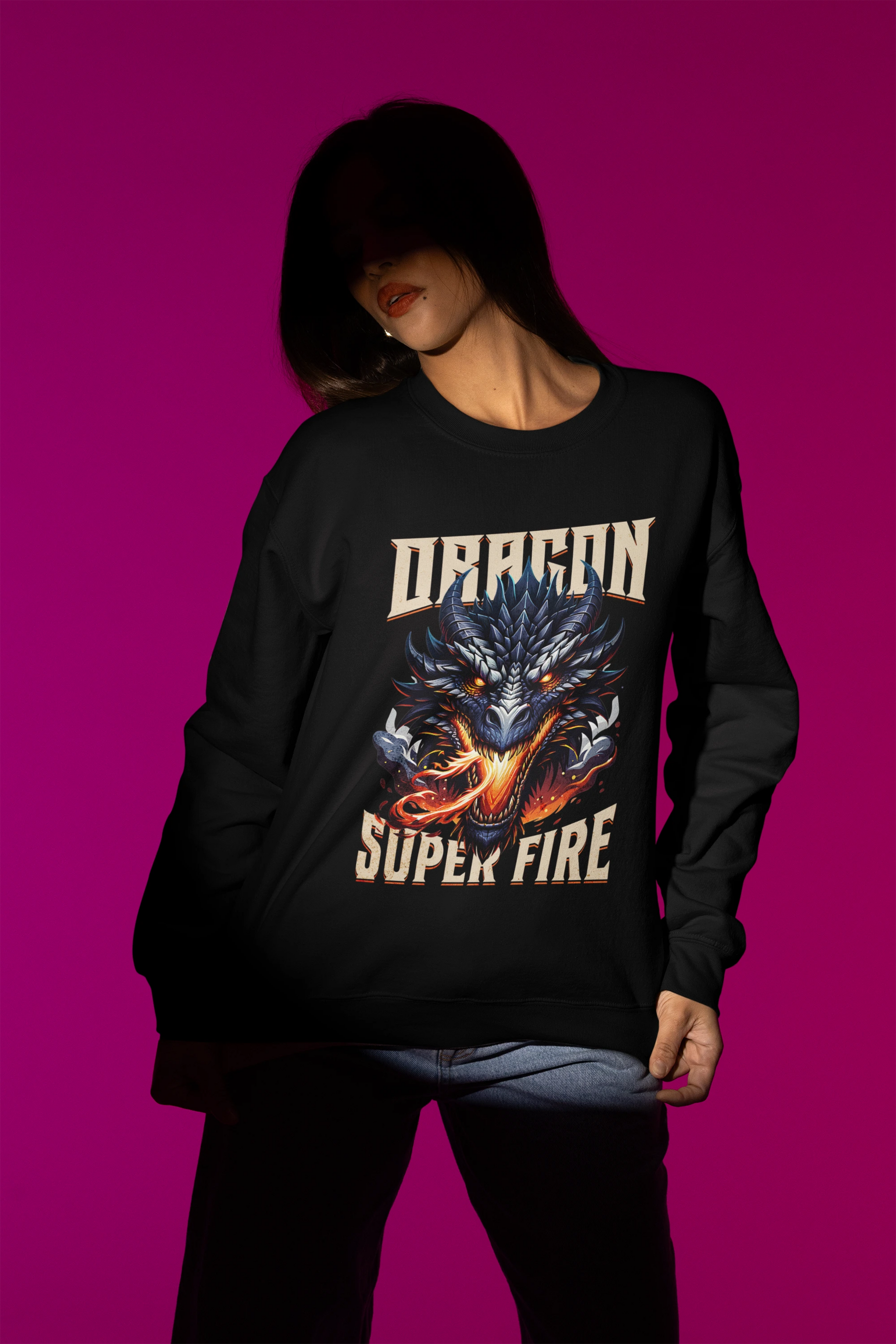 Dragon Super Fire | Maechtiger Drachen-Pullover im Fantasy-Style – schwarz Pullover als Weibliches Model-Mockup, hochwertiges Nerd- & Gaming-Design Produktfoto.