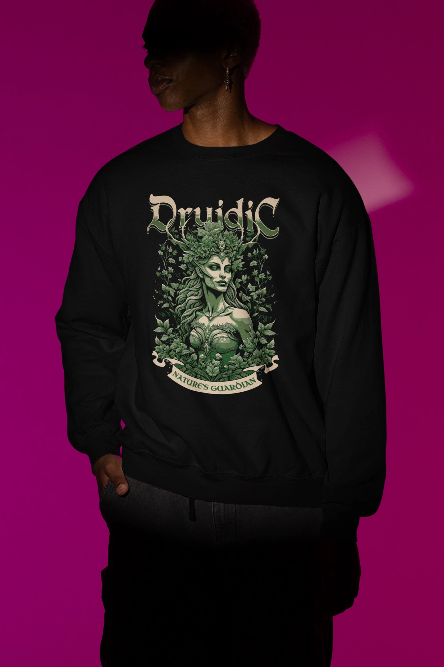 Druidic | Mystischer Naturgeist-Pullover – schwarz Pullover als Maennliches Model-Mockup, hochwertiges Nerd- & Gaming-Design Produktfoto.