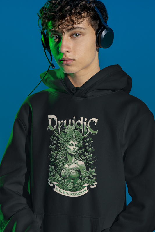 Druidic – Nature’s Guardian | Mystischer Naturgeist Hoodie – schwarz Hoodie als maennlich-Mockup, modernes Gaming-Design und hochwertiges Produktfoto.
