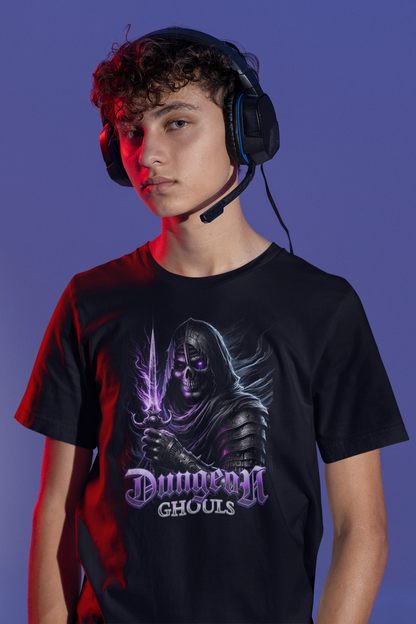 Dungeon Ghouls | Dark Fantasy Gamer T-Shirt mit Totenkopf und Schwert – schwarz T-Shirt als maennlich-Mockup, modernes Gaming-Design und hochwertiges Produktfoto.
