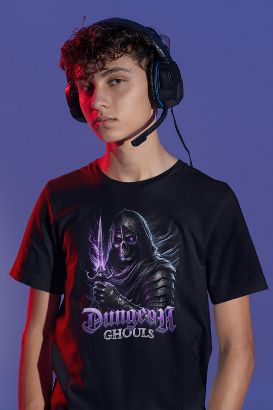 Dungeon Ghouls | Dark Fantasy Gamer T-Shirt mit Totenkopf und Schwert – schwarz T-Shirt als maennlich-Mockup, modernes Gaming-Design und hochwertiges Produktfoto.