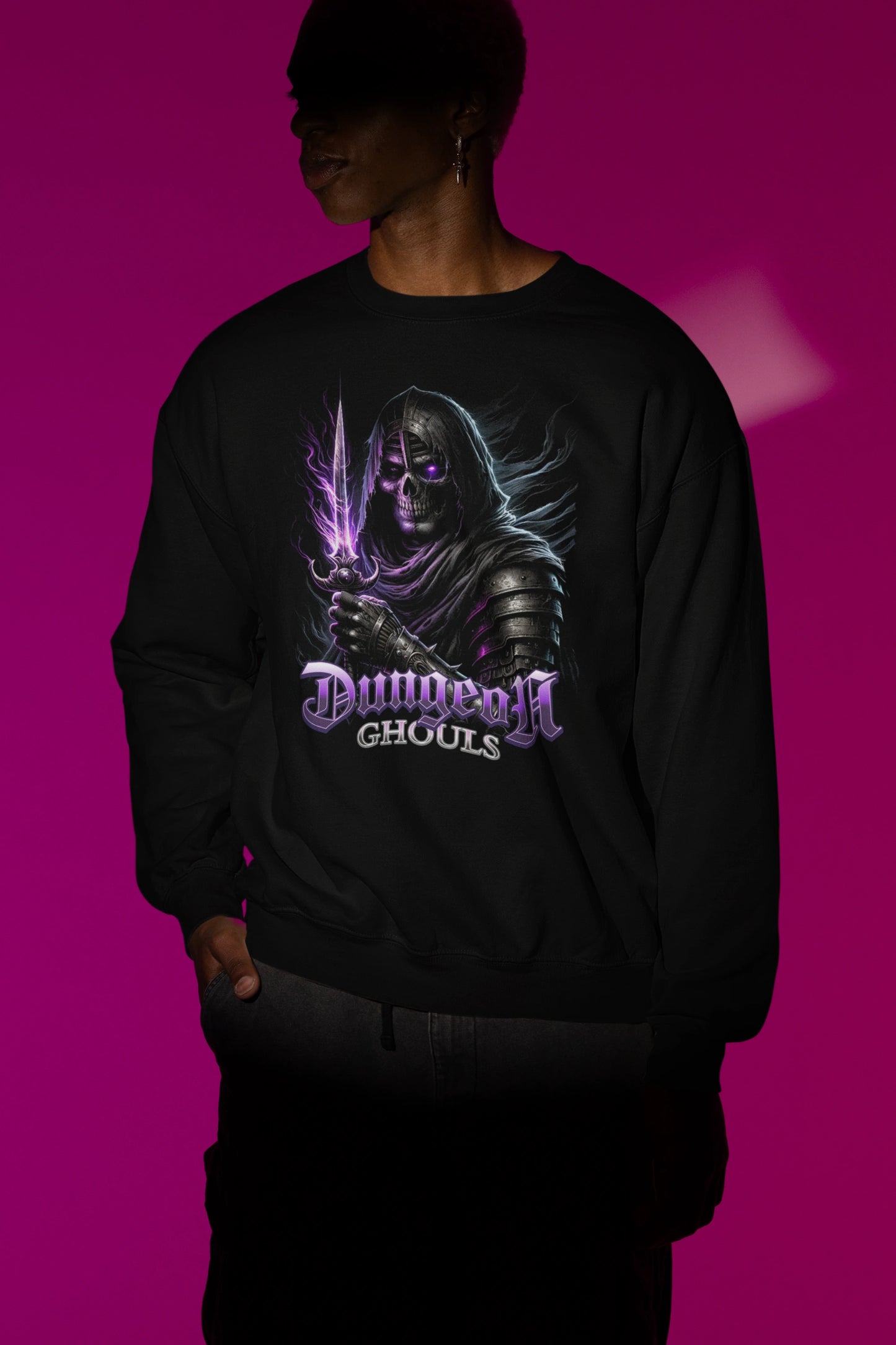 Dungeon Ghouls | Duesterer Fantasy-Pullover mit Skelettkrieger – schwarz Pullover als Maennliches Model-Mockup, hochwertiges Nerd- & Gaming-Design Produktfoto.
