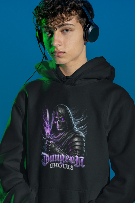 Dungeon Ghouls Hoodie – Dunkler Skelettkrieger mit Lila Geisterklinge – schwarz Hoodie als maennlich-Mockup, modernes Gaming-Design und hochwertiges Produktfoto.