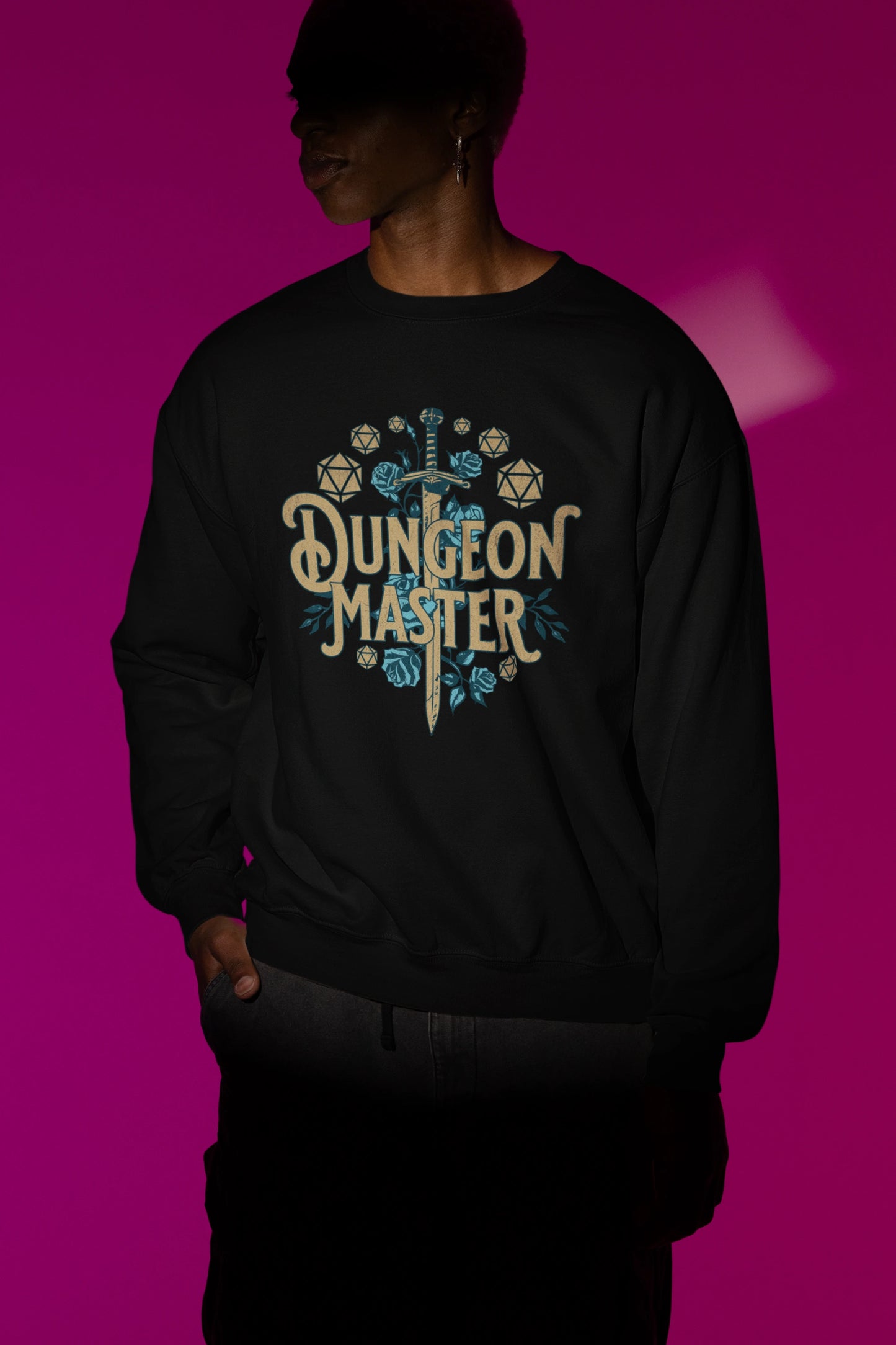 Dungeon Master | Fantasie-Pullover fuer RPG-Abenteurer – schwarz Pullover als Maennliches Model-Mockup, hochwertiges Nerd- & Gaming-Design Produktfoto.