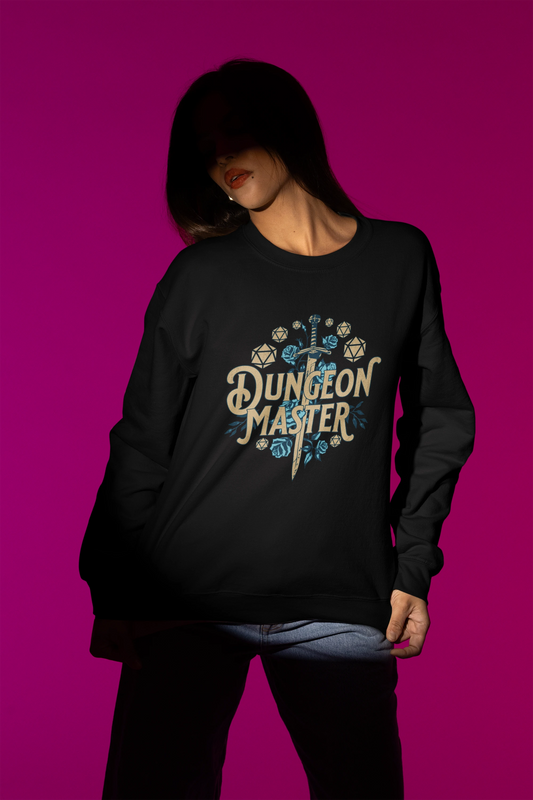 Dungeon Master | Fantasie-Pullover fuer RPG-Abenteurer – schwarz Pullover als Weibliches Model-Mockup, hochwertiges Nerd- & Gaming-Design Produktfoto.