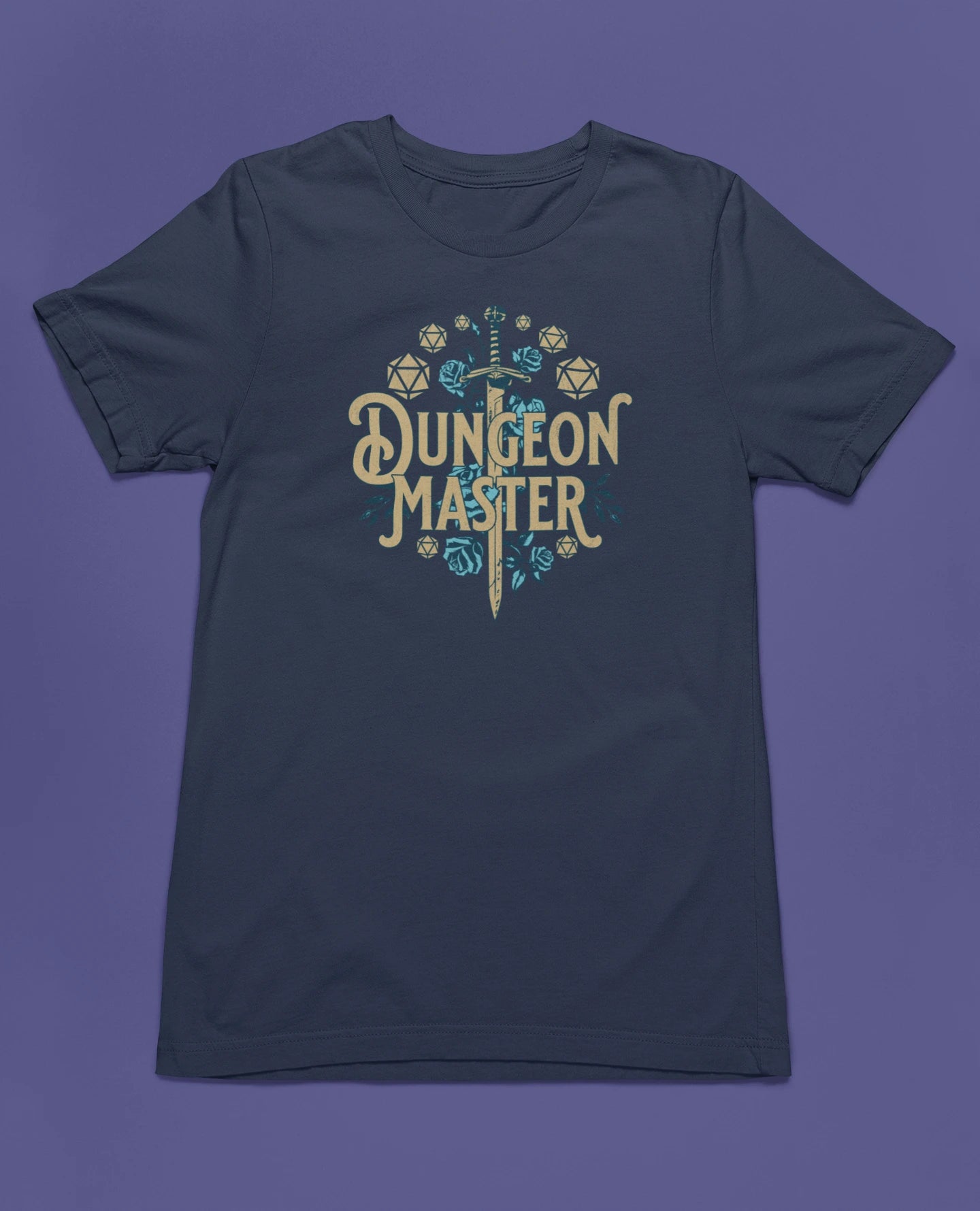 Dungeon Master | Fantasy & RPG T-Shirt für Spielleiter – marine T-Shirt als flatlay-Mockup, modernes Gaming-Design und hochwertiges Produktfoto.