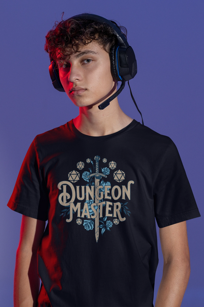 Dungeon Master | Fantasy & RPG T-Shirt für Spielleiter – schwarz T-Shirt als maennlich-Mockup, modernes Gaming-Design und hochwertiges Produktfoto.
