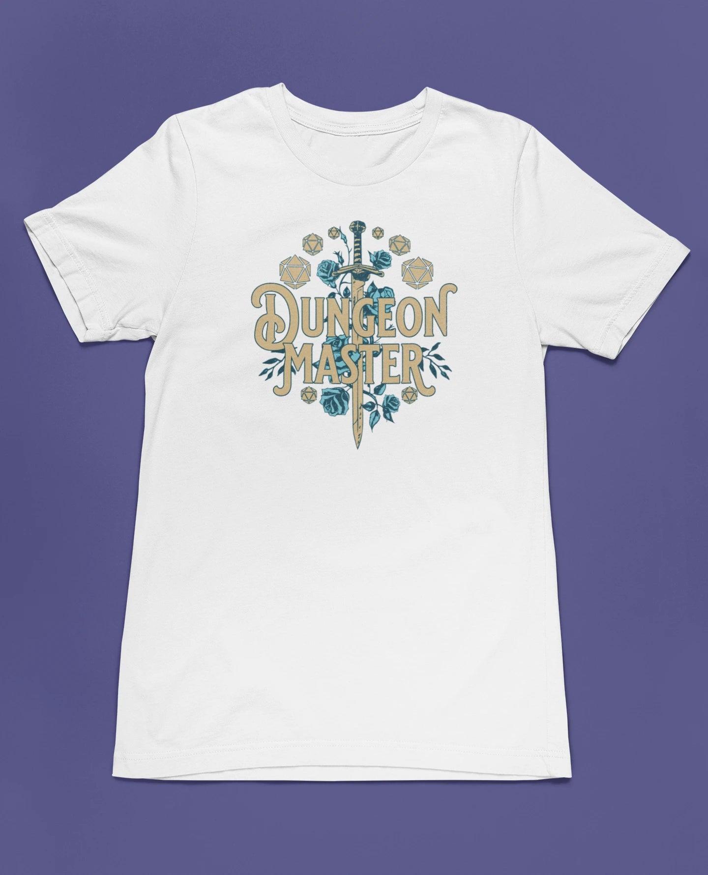 Dungeon Master | Fantasy & RPG T-Shirt für Spielleiter – weiss T-Shirt als flatlay-Mockup, modernes Gaming-Design und hochwertiges Produktfoto.