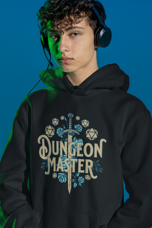 Dungeon Master – Sword & Dice | Fantasy RPG Hoodie fuer Spielleiter – schwarz Hoodie als maennlich-Mockup, modernes Gaming-Design und hochwertiges Produktfoto.