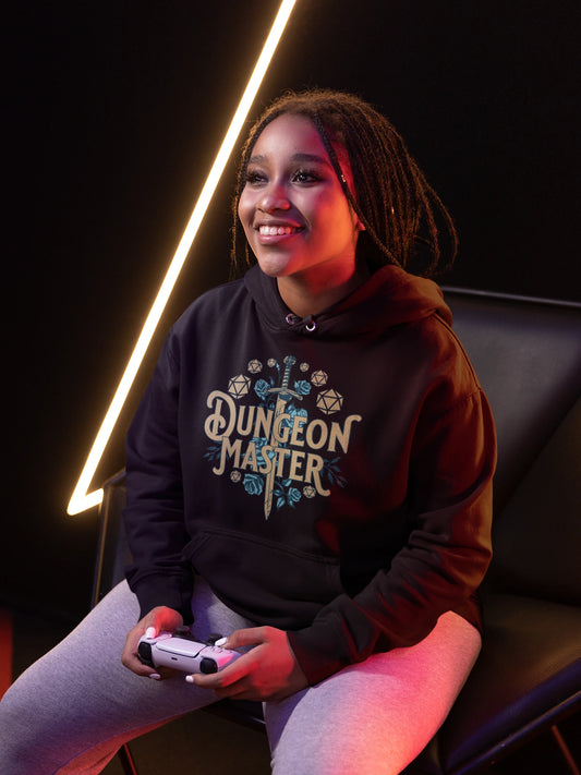 Dungeon Master – Sword & Dice | Fantasy RPG Hoodie fuer Spielleiter – schwarz Hoodie als weiblich-Mockup, modernes Gaming-Design und hochwertiges Produktfoto.