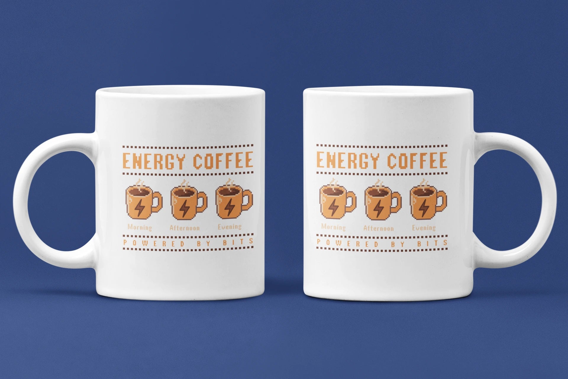 Energy Coffee – Keramiktasse (325 ml) – 325 ml Keramiktasse als Doppel-Mockup, hochwertiges Gaming- & Nerd-Design Produktfoto.