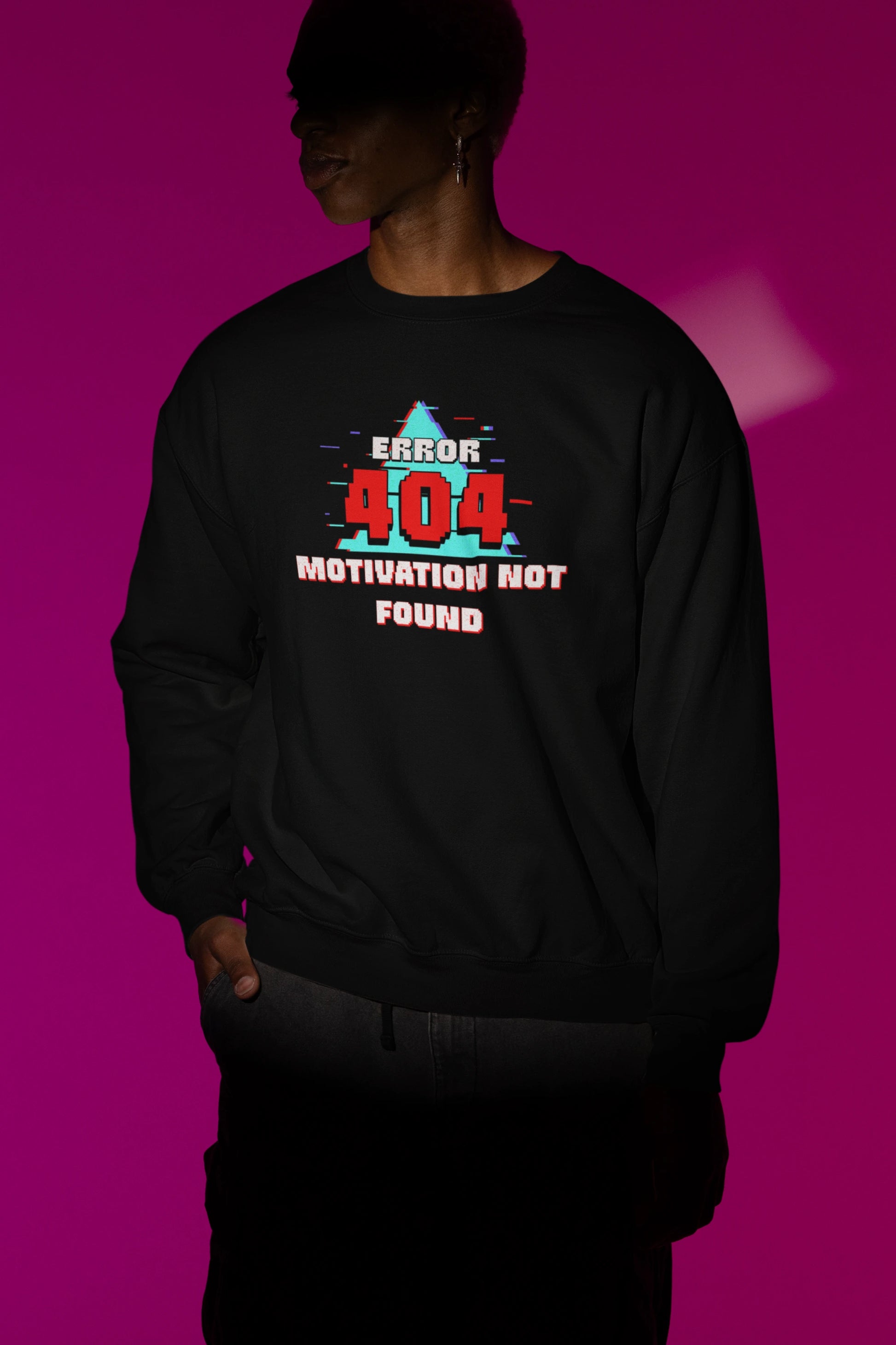 Error 404 – Motivation Not Found | Glitch Pixel Pullover – schwarz Pullover als Maennliches Model-Mockup, hochwertiges Nerd- & Gaming-Design Produktfoto.