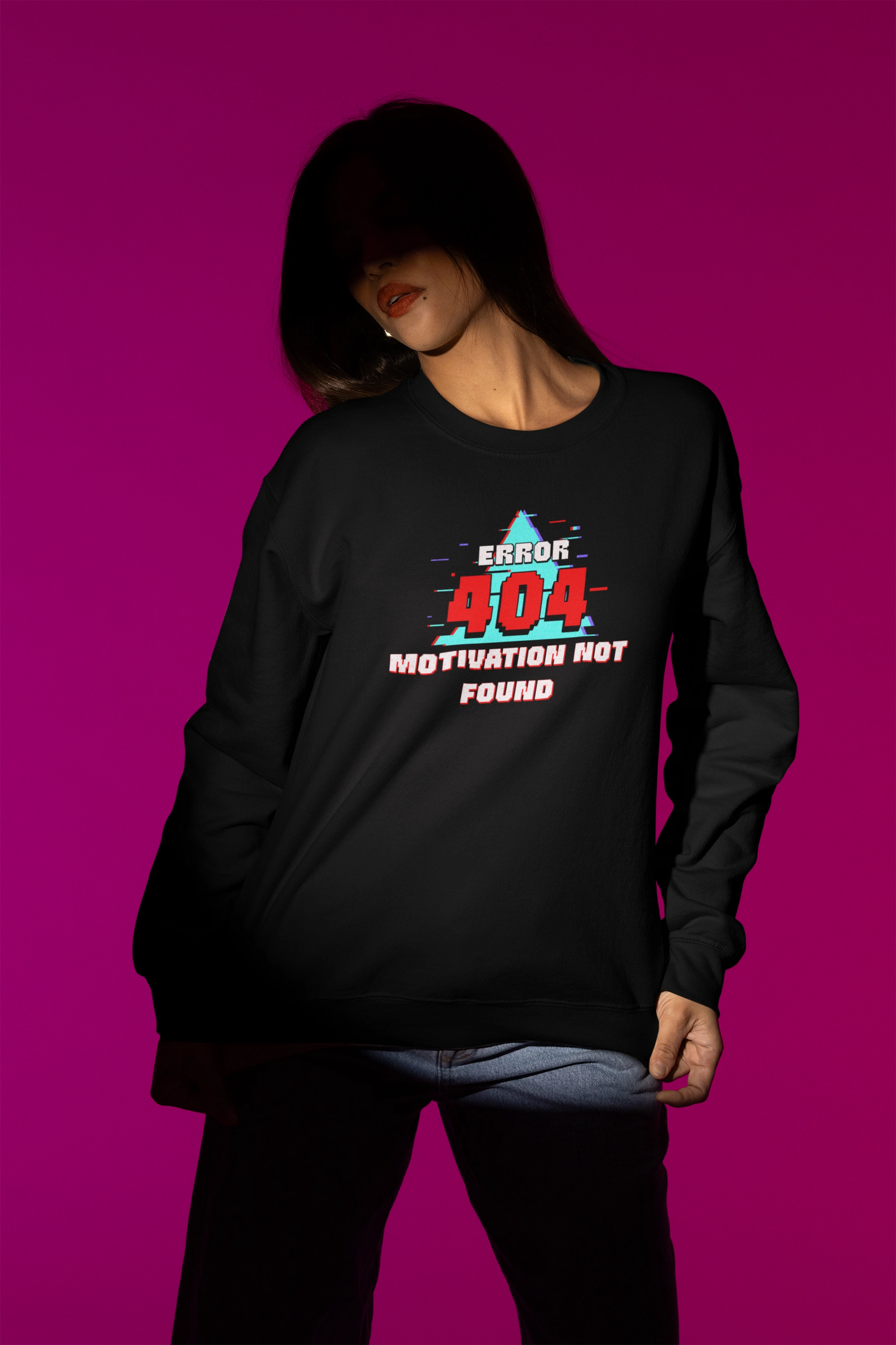 Error 404 – Motivation Not Found | Glitch Pixel Pullover – schwarz Pullover als Weibliches Model-Mockup, hochwertiges Nerd- & Gaming-Design Produktfoto.