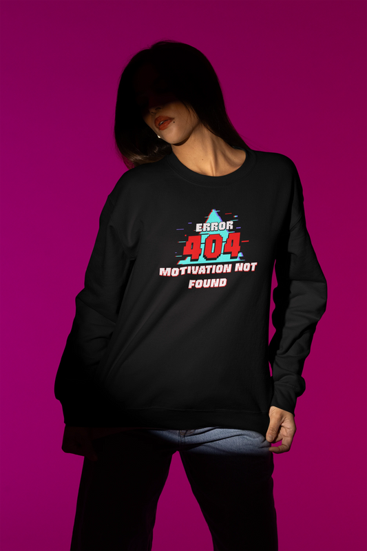 Error 404 – Motivation Not Found | Glitch Pixel Pullover – schwarz Pullover als Weibliches Model-Mockup, hochwertiges Nerd- & Gaming-Design Produktfoto.