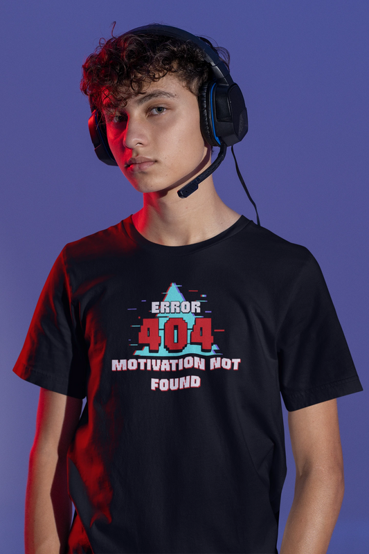 Error 404 – Motivation Not Found | Lustiges T-Shirt für Gamer & Kreative – schwarz T-Shirt als maennlich-Mockup, modernes Gaming-Design und hochwertiges Produktfoto.