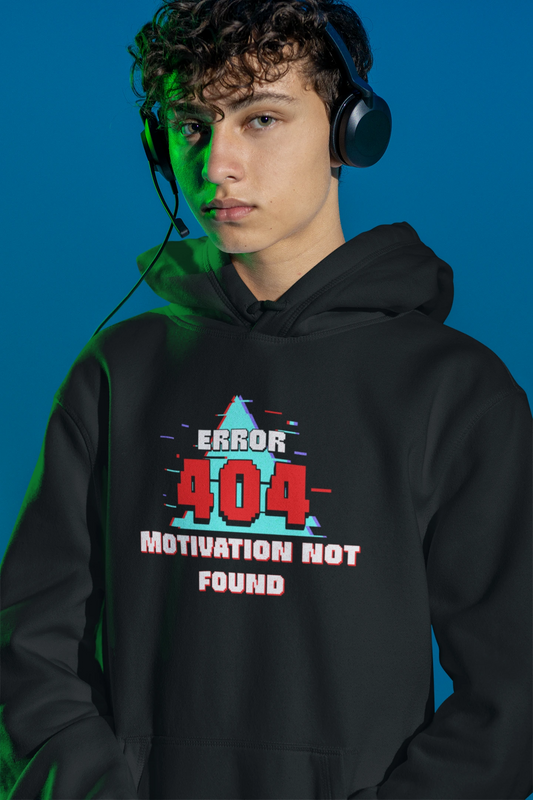 Error 404 – Motivation Not Found | Pixel Glitch Hoodie fuer Gamer & Nerds – schwarz Hoodie als maennlich-Mockup, modernes Gaming-Design und hochwertiges Produktfoto.