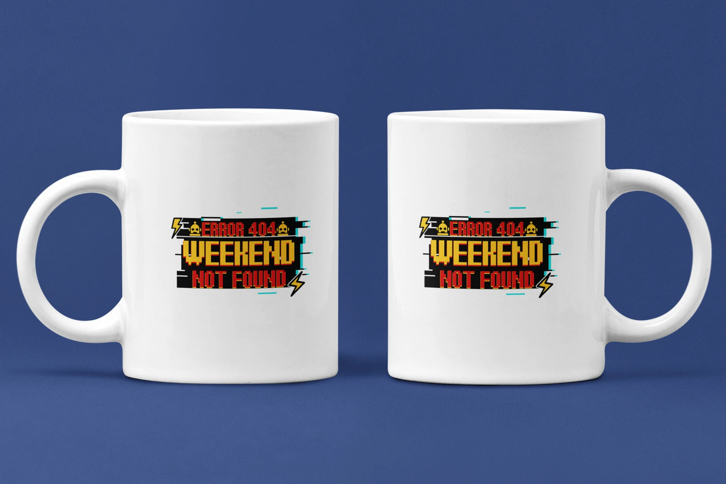 Error 404 – Weekend Not Found – Keramiktasse (325 ml) – 325 ml Keramiktasse als Doppel-Mockup, hochwertiges Gaming- & Nerd-Design Produktfoto.