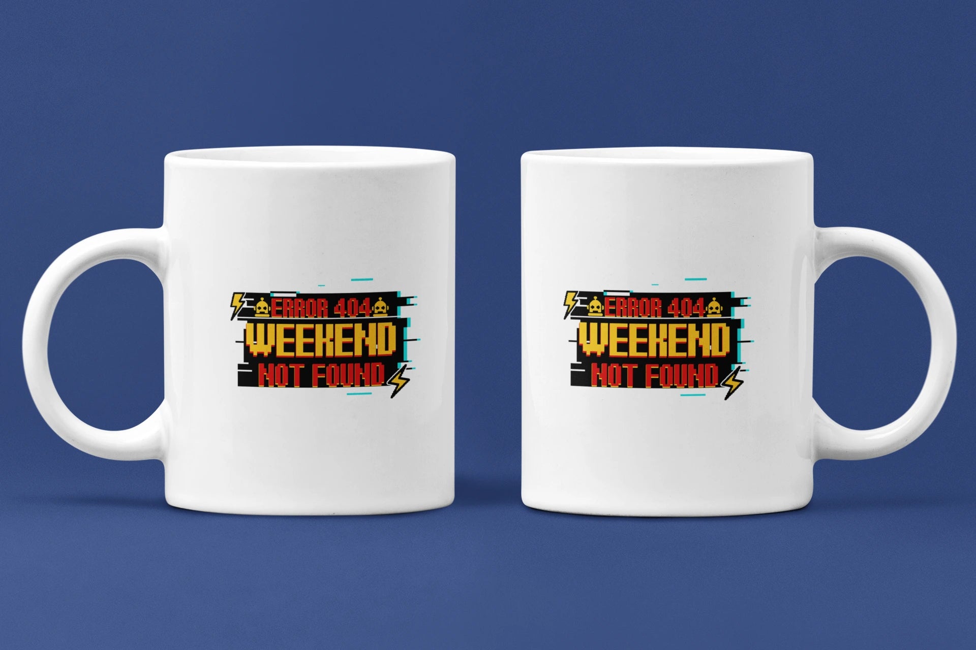 Error 404 – Weekend Not Found – Keramiktasse (325 ml) – 325 ml Keramiktasse als Doppel-Mockup, hochwertiges Gaming- & Nerd-Design Produktfoto.