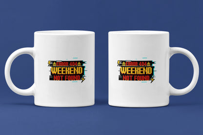Error 404 – Weekend Not Found – Keramiktasse (325 ml) – 325 ml Keramiktasse als Doppel-Mockup, hochwertiges Gaming- & Nerd-Design Produktfoto.
