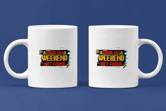Error 404 – Weekend Not Found – Keramiktasse (325 ml) – 325 ml Keramiktasse als Doppel-Mockup, hochwertiges Gaming- & Nerd-Design Produktfoto.