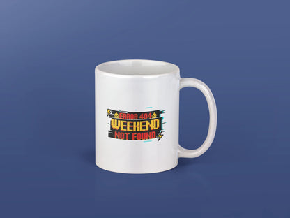 Error 404 – Weekend Not Found – Keramiktasse (325 ml) – 325 ml Keramiktasse als Flatlay Mockup, hochwertiges Gaming- & Nerd-Design Produktfoto.