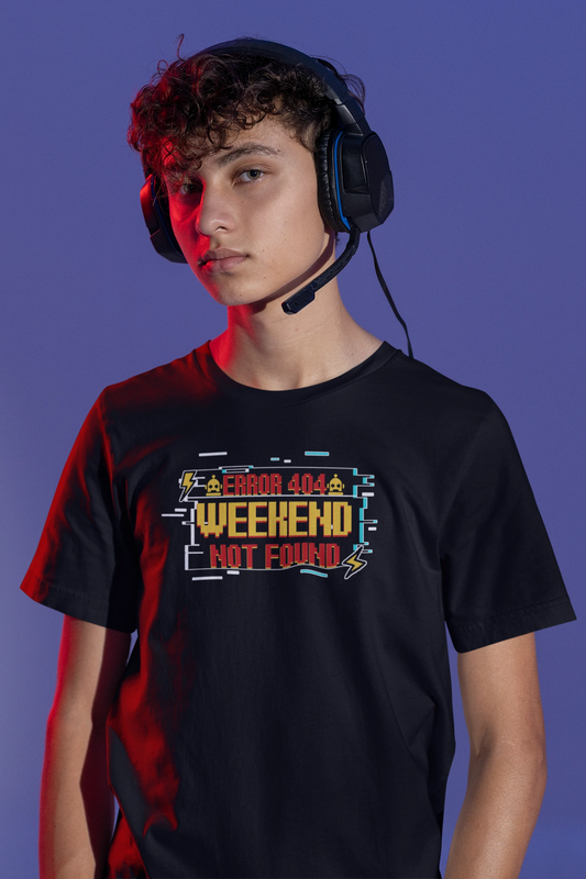 Error 404 – Weekend Not Found | Lustiges Pixel Gamer T-Shirt – schwarz T-Shirt als maennlich-Mockup, modernes Gaming-Design und hochwertiges Produktfoto.