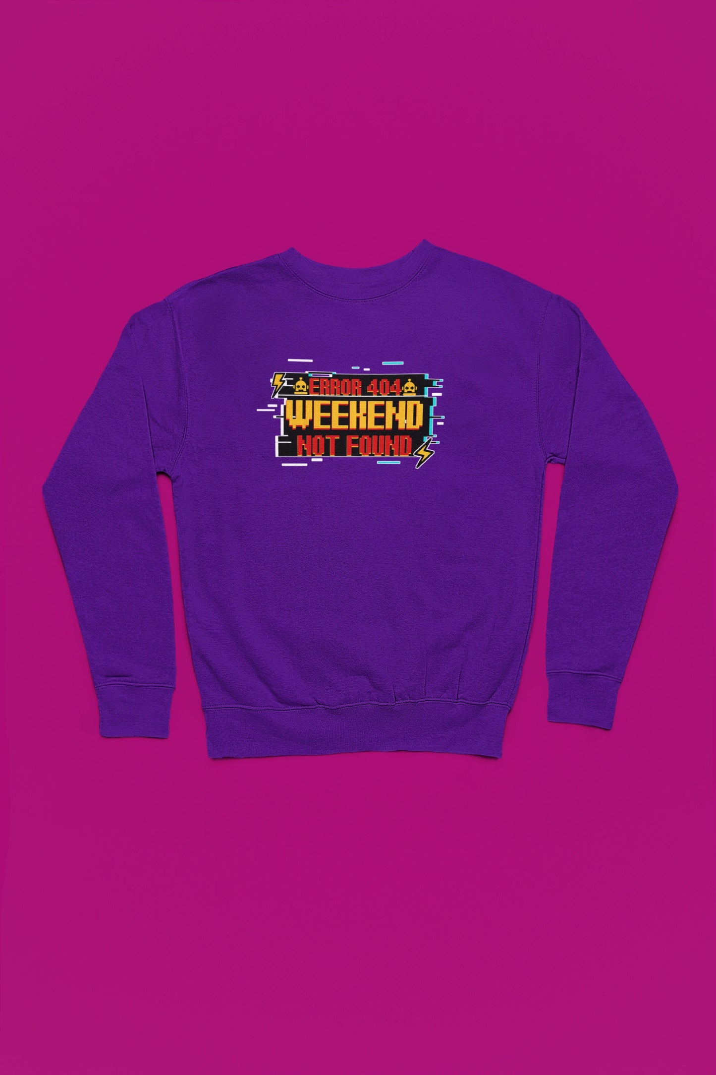 Error 404 – Weekend Not Found | Retro Pixel Pullover – lila Pullover als Flatlay-Mockup, hochwertiges Nerd- & Gaming-Design Produktfoto.