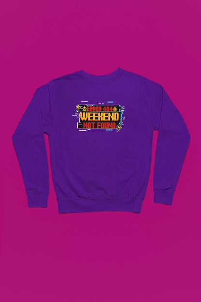 Error 404 – Weekend Not Found | Retro Pixel Pullover – lila Pullover als Flatlay-Mockup, hochwertiges Nerd- & Gaming-Design Produktfoto.