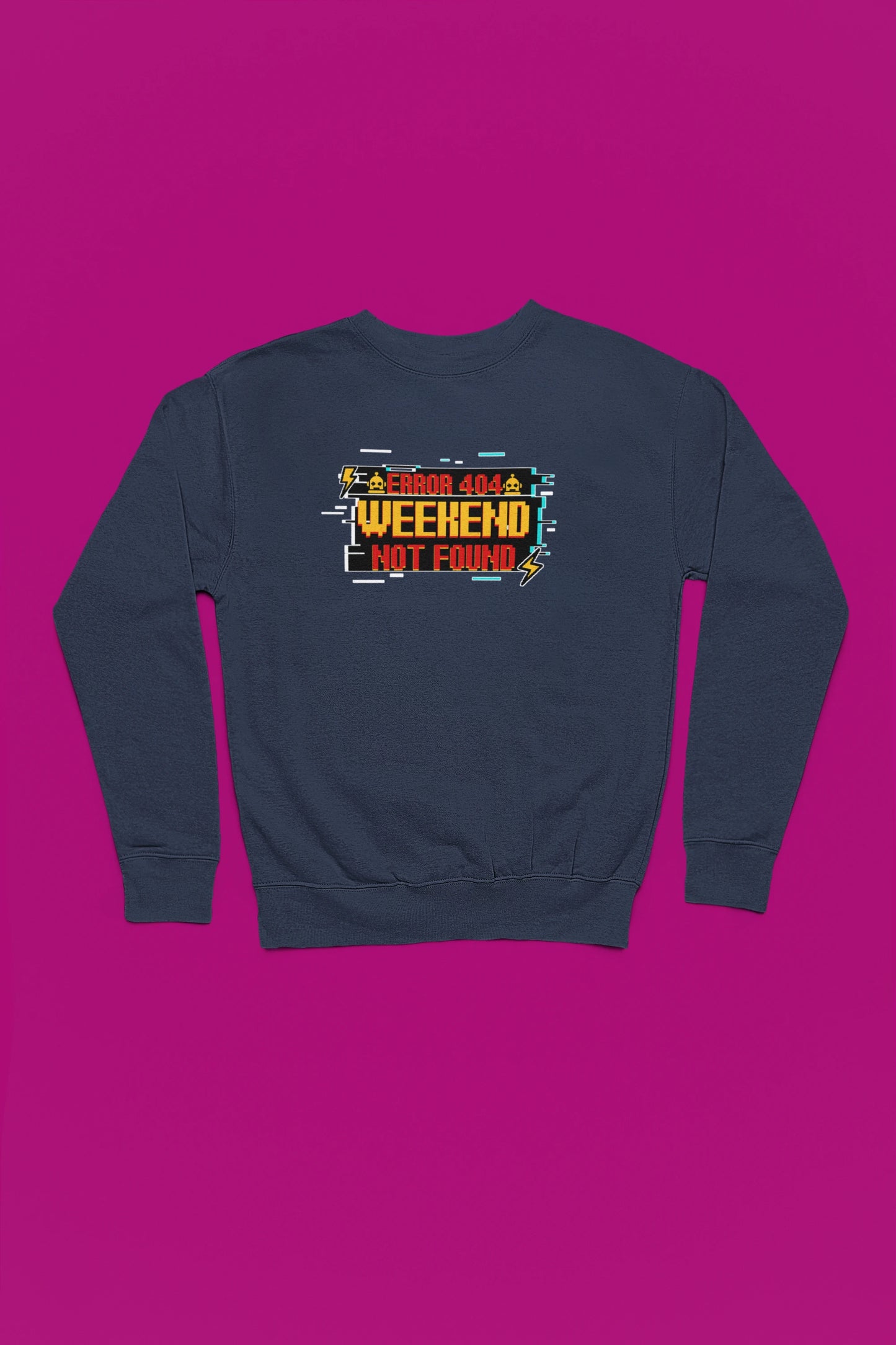 Error 404 – Weekend Not Found | Retro Pixel Pullover – marine Pullover als Flatlay-Mockup, hochwertiges Nerd- & Gaming-Design Produktfoto.