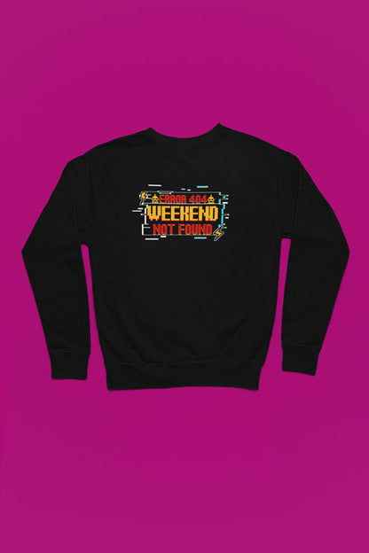 Error 404 – Weekend Not Found | Retro Pixel Pullover – schwarz Pullover als Flatlay-Mockup, hochwertiges Nerd- & Gaming-Design Produktfoto.