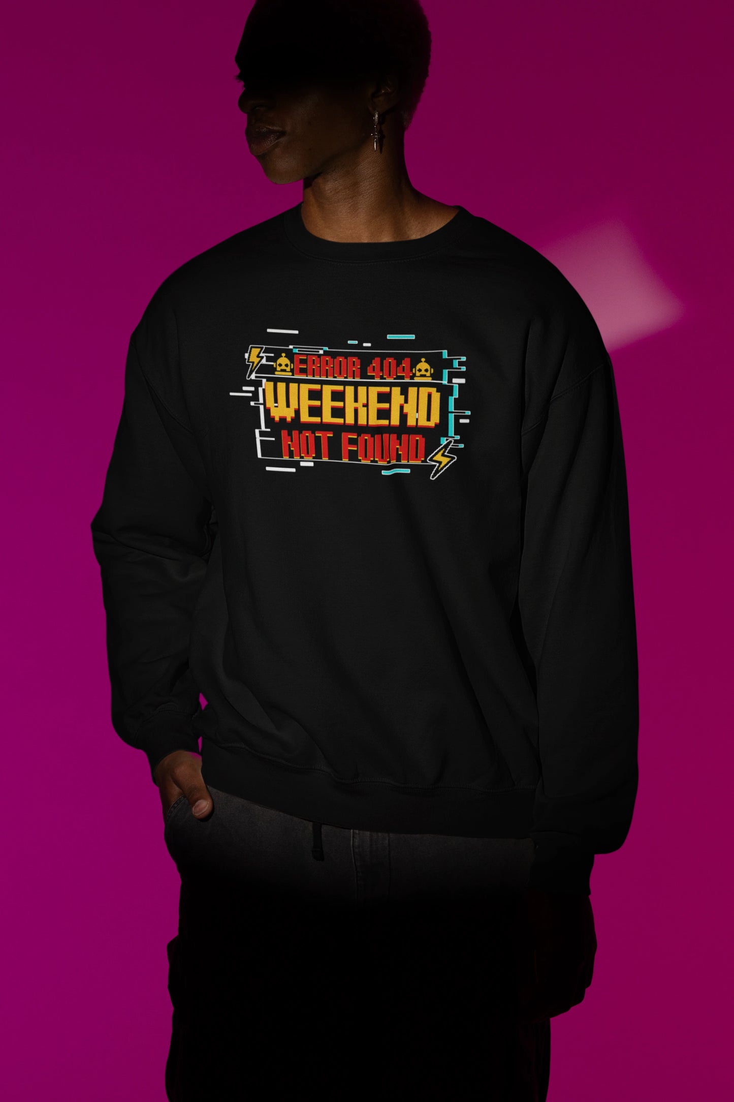 Error 404 – Weekend Not Found | Retro Pixel Pullover – schwarz Pullover als Maennliches Model-Mockup, hochwertiges Nerd- & Gaming-Design Produktfoto.