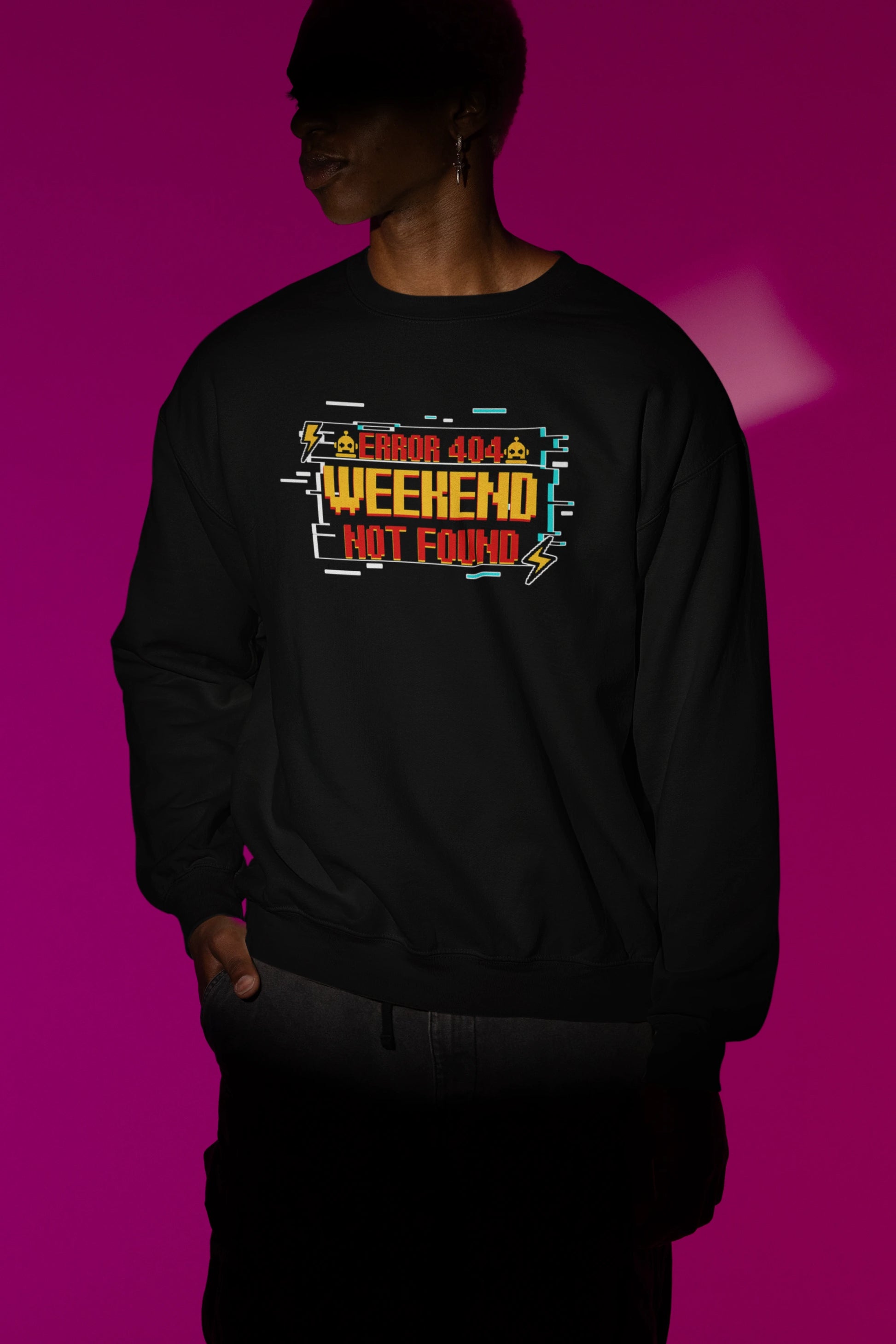 Error 404 – Weekend Not Found | Retro Pixel Pullover – schwarz Pullover als Maennliches Model-Mockup, hochwertiges Nerd- & Gaming-Design Produktfoto.