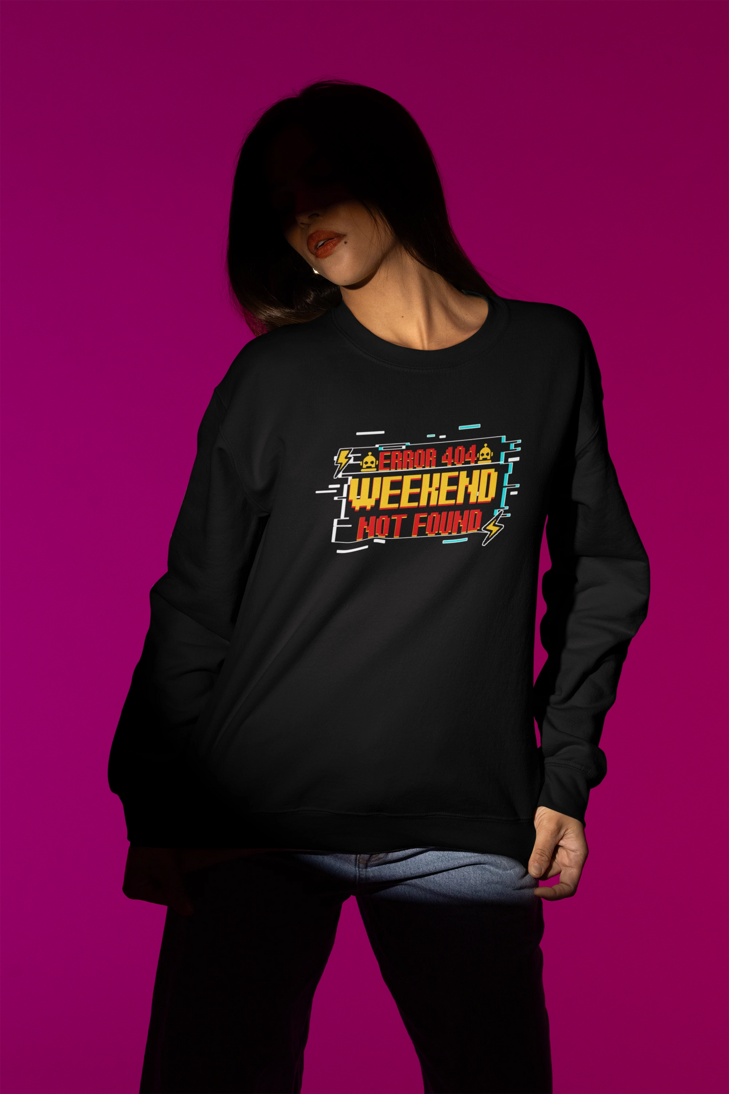 Error 404 – Weekend Not Found | Retro Pixel Pullover – schwarz Pullover als Weibliches Model-Mockup, hochwertiges Nerd- & Gaming-Design Produktfoto.