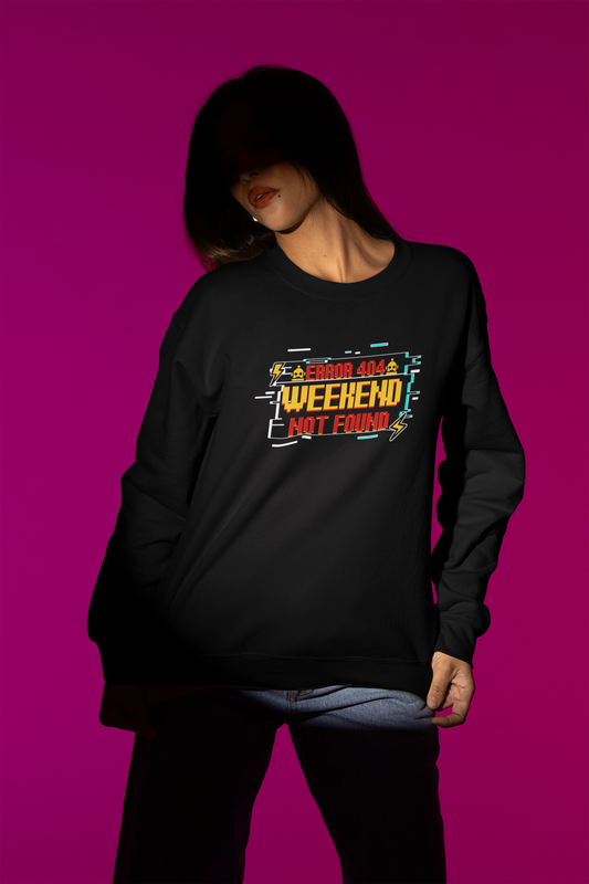 Error 404 – Weekend Not Found | Retro Pixel Pullover – schwarz Pullover als Weibliches Model-Mockup, hochwertiges Nerd- & Gaming-Design Produktfoto.
