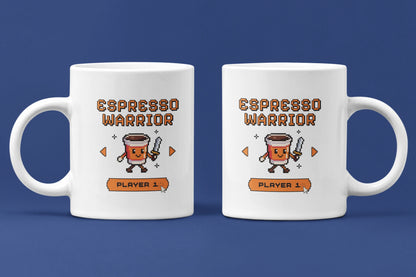ESPRESSO WARRIOR – Keramiktasse (325 ml) – 325 ml Keramiktasse als Doppel-Mockup, hochwertiges Gaming- & Nerd-Design Produktfoto.