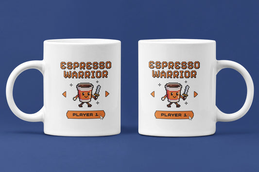 ESPRESSO WARRIOR – Keramiktasse (325 ml) – 325 ml Keramiktasse als Doppel-Mockup, hochwertiges Gaming- & Nerd-Design Produktfoto.