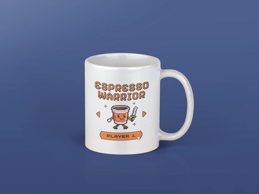 ESPRESSO WARRIOR – Keramiktasse (325 ml) – 325 ml Keramiktasse als Flatlay Mockup, hochwertiges Gaming- & Nerd-Design Produktfoto.
