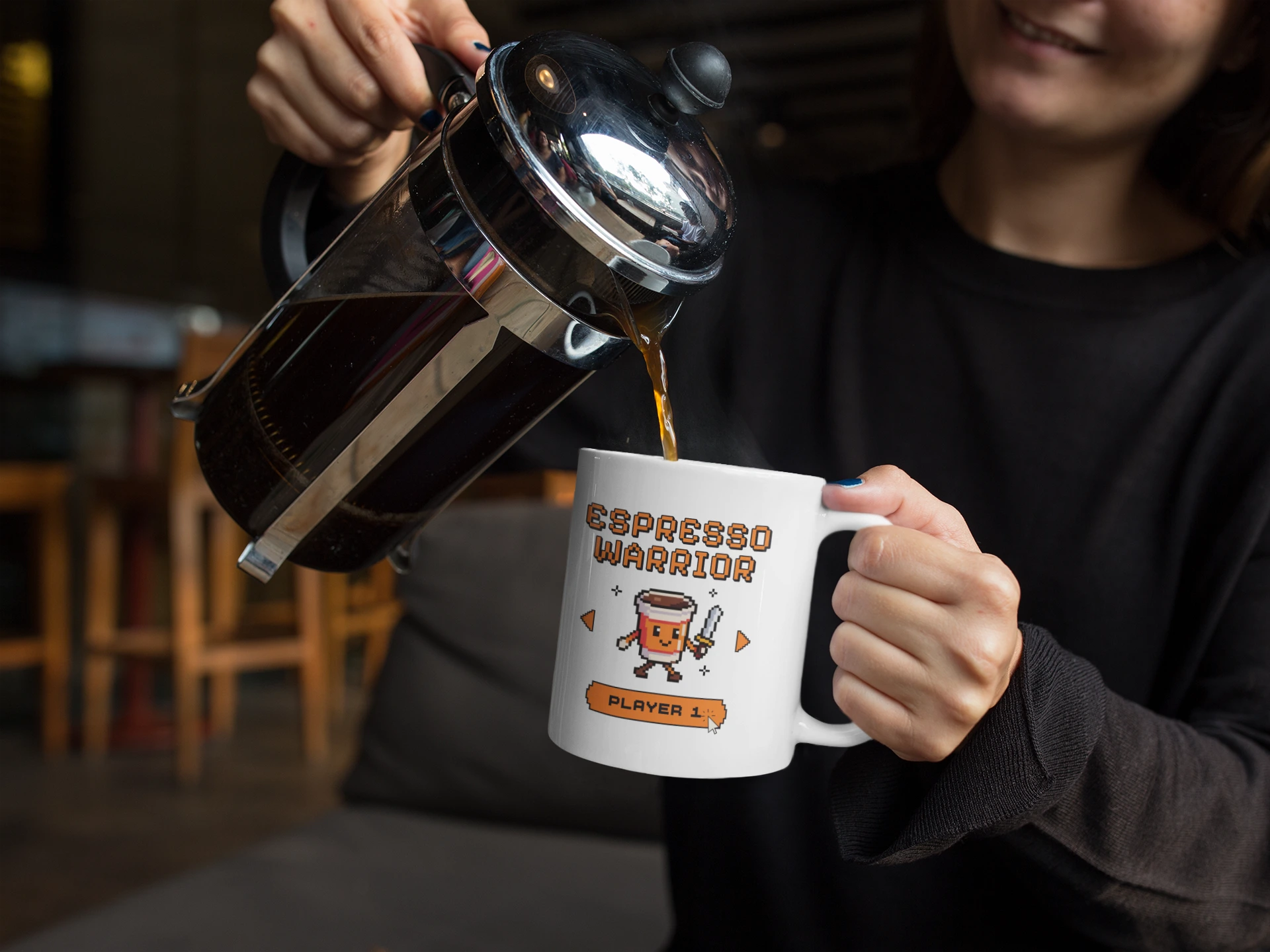 ESPRESSO WARRIOR – Keramiktasse (325 ml) – 325 ml Keramiktasse als Lifestyle Kaffeemoment Mockup, hochwertiges Gaming- & Nerd-Design Produktfoto.